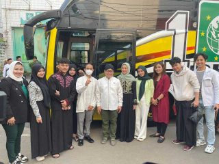 Bersama Cak Imin, Camellia Panduwinata Ziarah ke Makam Wali Songo