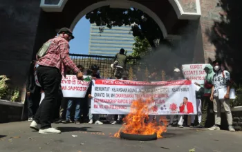 Padeli Tersangka, Kuasa Hukum Tegaskan: Kasus BAZNAS Enrekang Dipaksakan dan Cacat Hukum Sejak Awal 4 Massa Aksi Desak Jaksa Agung Copot Kajati Sumut Terkait Rapidin Simbolon