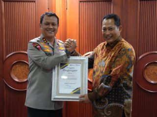 Kapolda Banten Terima Penghargaan Dari Direktur Utama Bulog