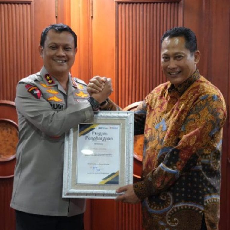 Kapolda Banten Terima Penghargaan Dari Direktur Utama Bulog 12 Kapolda Banten Terima Penghargaan Dari Direktur Utama Bulog I PojokPublik