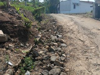 Galian Pemasangan Pipa PDAM Sebabkan Drenase dan  Jalan Lingkungan Rusak Hingga di Keluhkan Warga