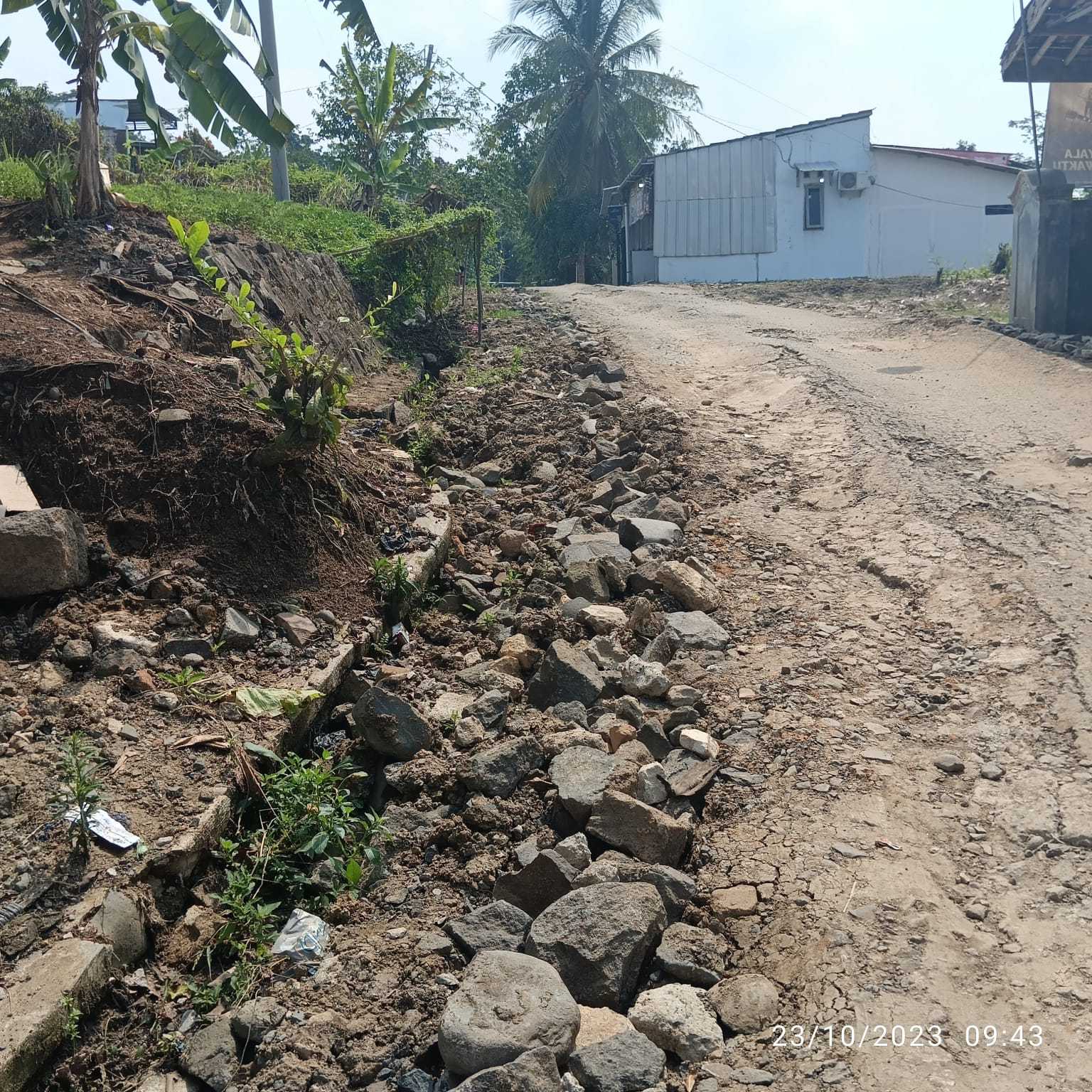 Galian Pemasangan Pipa PDAM Sebabkan Drenase dan Jalan Lingkungan Rusak Hingga di Keluhkan Warga 1 Galian Pemasangan Pipa PDAM Sebabkan Drenase dan Jalan Lingkungan Rusak Hingga di Keluhkan Warga