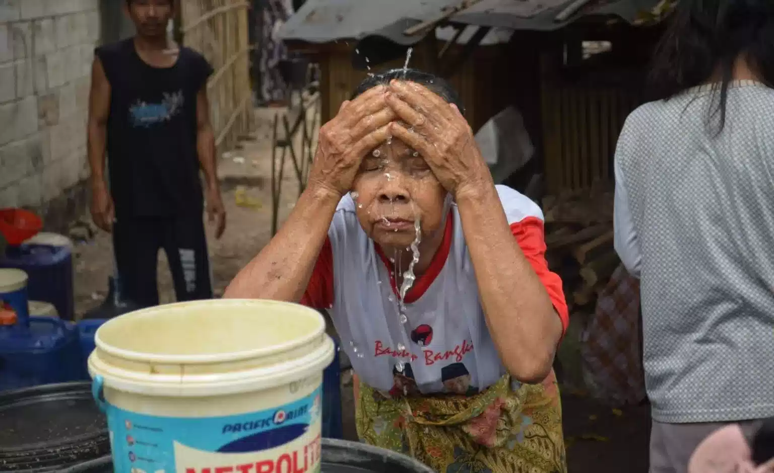 Perumdam TKR Distribusikan Bantuan 3 Juta Liter Air Bersih, Warga: Alhamdulillah Sangat Berarti Bagi Kami 3 Perumdam TKR Distribusikan Bantuan 3 Juta Liter Air Bersih, Warga: Alhamdulillah Sangat Berarti Bagi Kami I PojokPublik