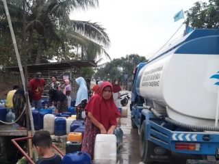 Perumdam TKR Distribusikan Bantuan 3 Juta Liter Air Bersih, Warga: Alhamdulillah Sangat Berarti Bagi Kami