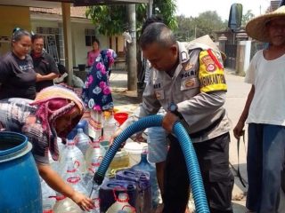 Warga Kekeringan, Kapolresta Tangerang Gandeng Perumdam TKR Beri Bantuan Air Bersih