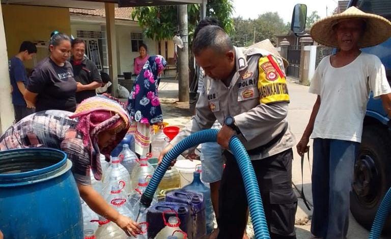 Warga Kekeringan, Kapolresta Tangerang Gandeng Perumdam TKR Beri Bantuan Air Bersih 7 Warga Kekeringan, Kapolresta Tangerang Gandeng Perumdam TKR Beri Bantuan Air Bersih I PojokPublik