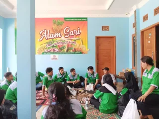 Peserta Dikdas BLK Komunitas Kunjungi Alam Sari, Belajar Kembangkan Produk Olahan Buah