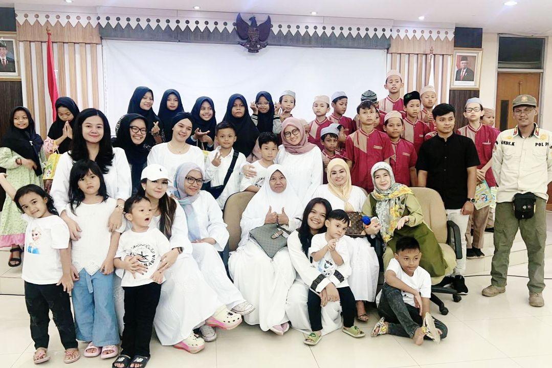 Sebagai Bakti Anak Kartika Oman Ikuti Pesan Almarhum Papa Agar Berbagi Kepada Para Anak Yatim 7 Sebagai Bakti Anak Kartika Oman Ikuti Pesan Almarhum Papa Agar Berbagi Kepada Para Anak Yatim I PojokPublik