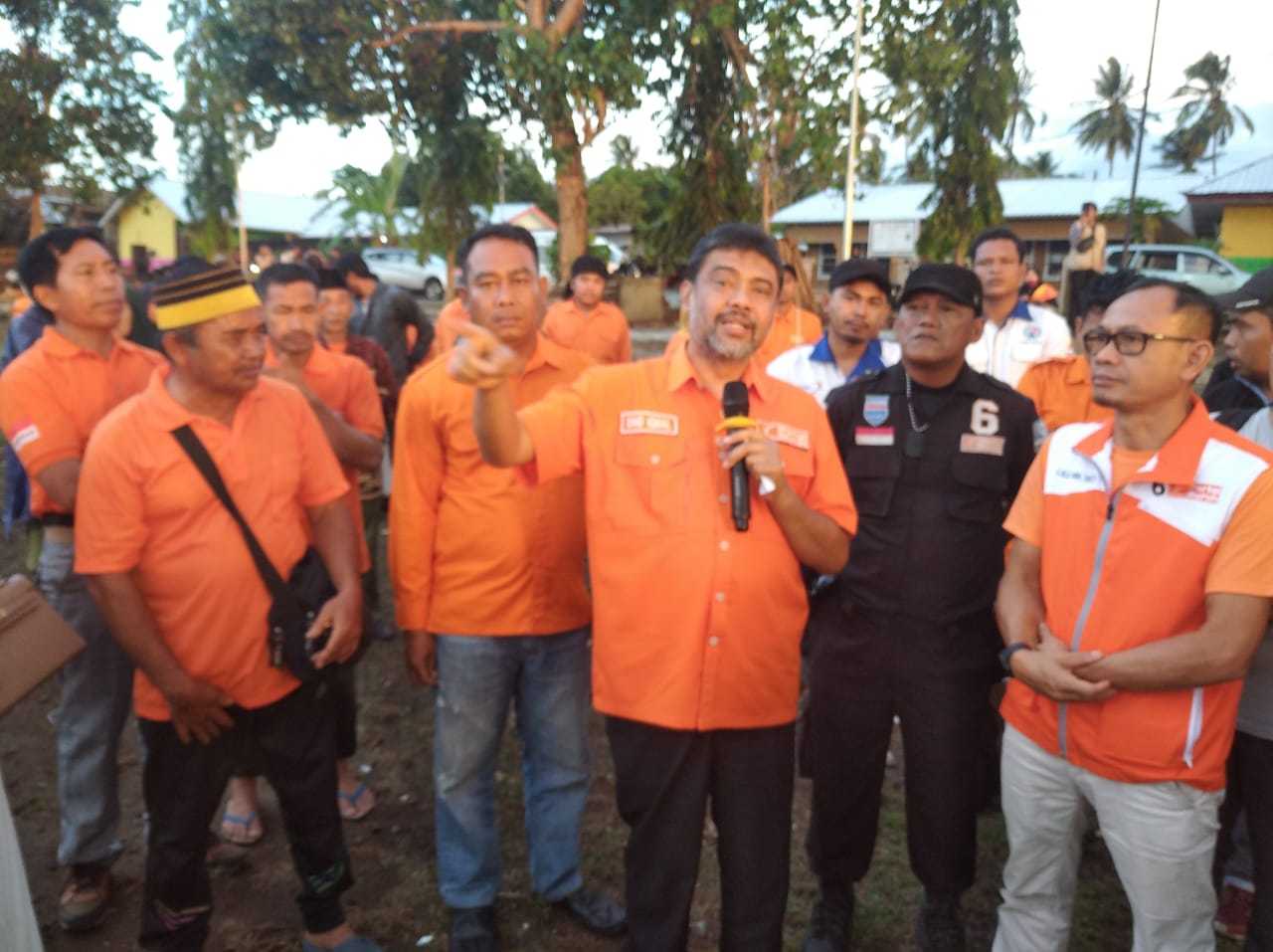 Walaupun Diguyur Hujan, Simpatisan Partai Buruh Rela Hadir Dalam Kampanye Akbar 1 Walaupun Diguyur Hujan, Simpatisan Partai Buruh Rela Hadir Dalam Kampanye Akbar I PojokPublik