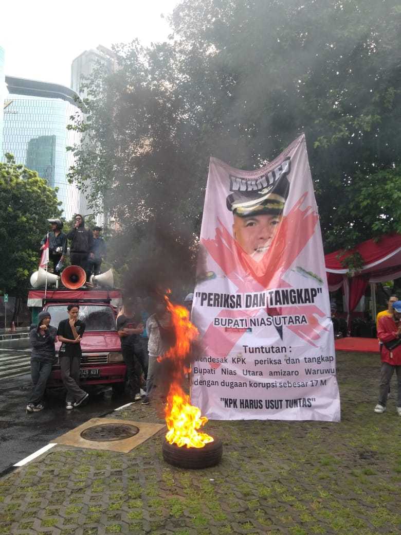 Selain Bupati Amizaro Waruwu, Mahasiswa Minta KPK Tangkap Sekda Nias Utara 7 Selain Bupati Amizaro Waruwu, Mahasiswa Minta KPK Tangkap Sekda Nias Utara I PojokPublik