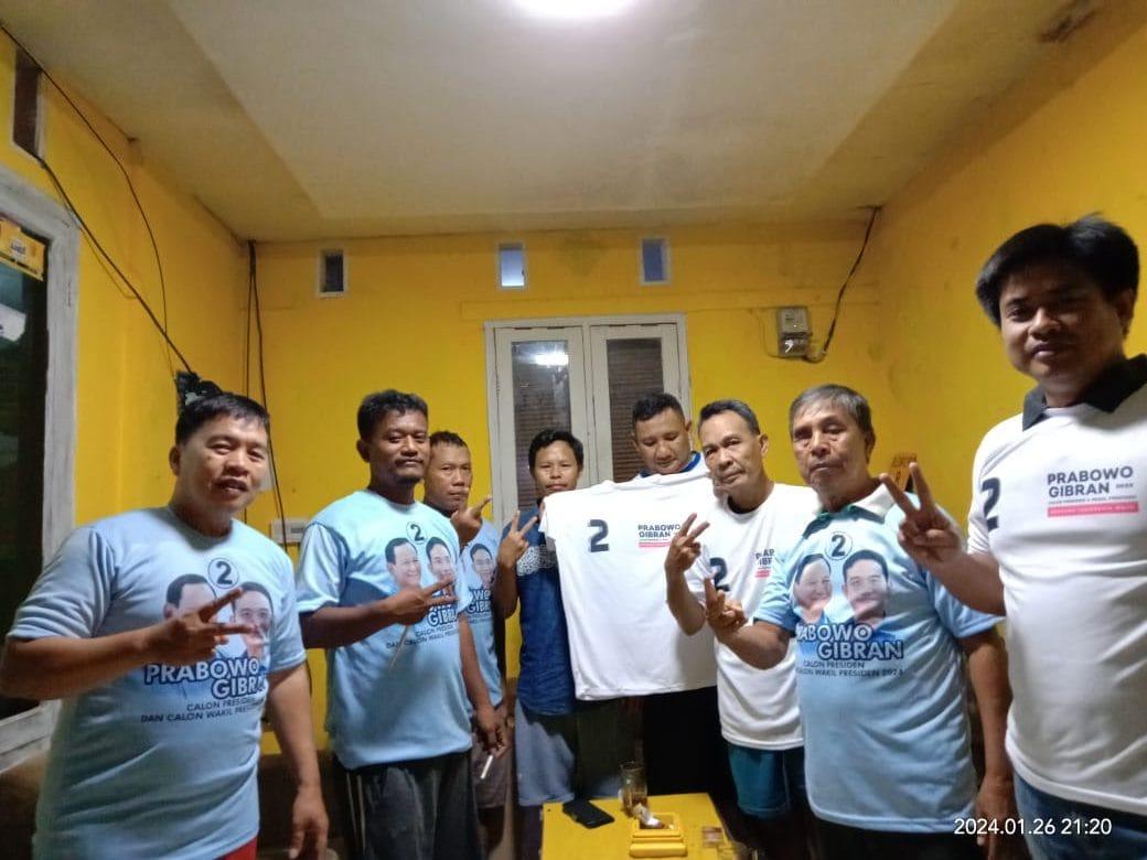 Ketua Relawan Gerak 08 Banten Sambangi Warga Bagikan 500 Kaos dan Kalender 6 Ketua Relawan Gerak 08 Banten Sambangi Warga Bagikan 500 Kaos dan Kalender I PojokPublik