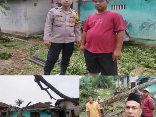 Babinkamtibmas Desa Kaliasin Aipda Kodir Evakuasi Pohon Tumbang yang Menimpa Rumah Warga