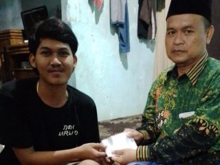 Kiai Maman Imanulhaq Beri Ganti Rugi untuk Korban Luka Ringan yang Tertimpa Baliho