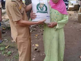Warga Sukanagara Sumringah Terima Bantuan Beras 10 Kg