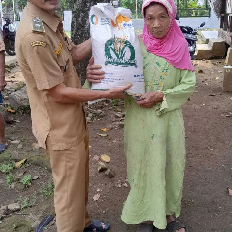 Warga Sukanagara Sumringah Terima Bantuan Beras 10 Kg