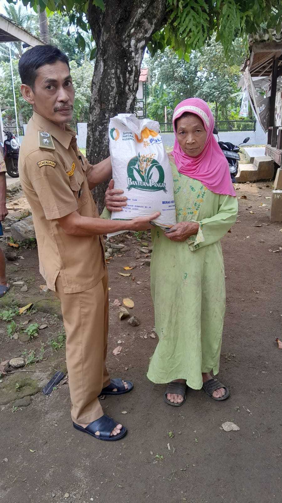 Warga Sukanagara Sumringah Terima Bantuan Beras 10 Kg 7 Warga Sukanagara Sumringah Terima Bantuan Beras 10 Kg I PojokPublik