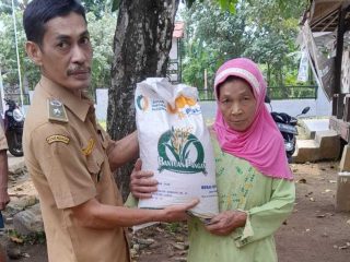 Warga Sukanagara Sumringah Terima Bantuan Beras 10 Kg