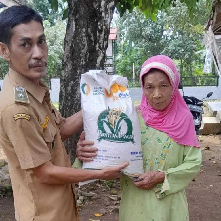 Warga Sukanagara Sumringah Terima Bantuan Beras 10 Kg