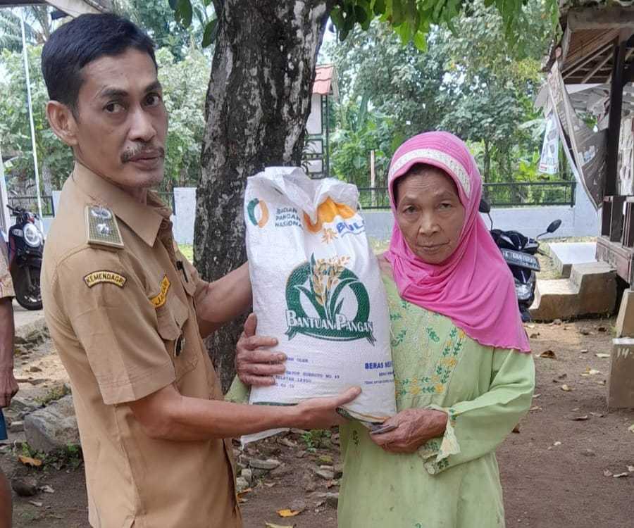 Warga Sukanagara Sumringah Terima Bantuan Beras 10 Kg 7 Warga Sukanagara Sumringah Terima Bantuan Beras 10 Kg I PojokPublik