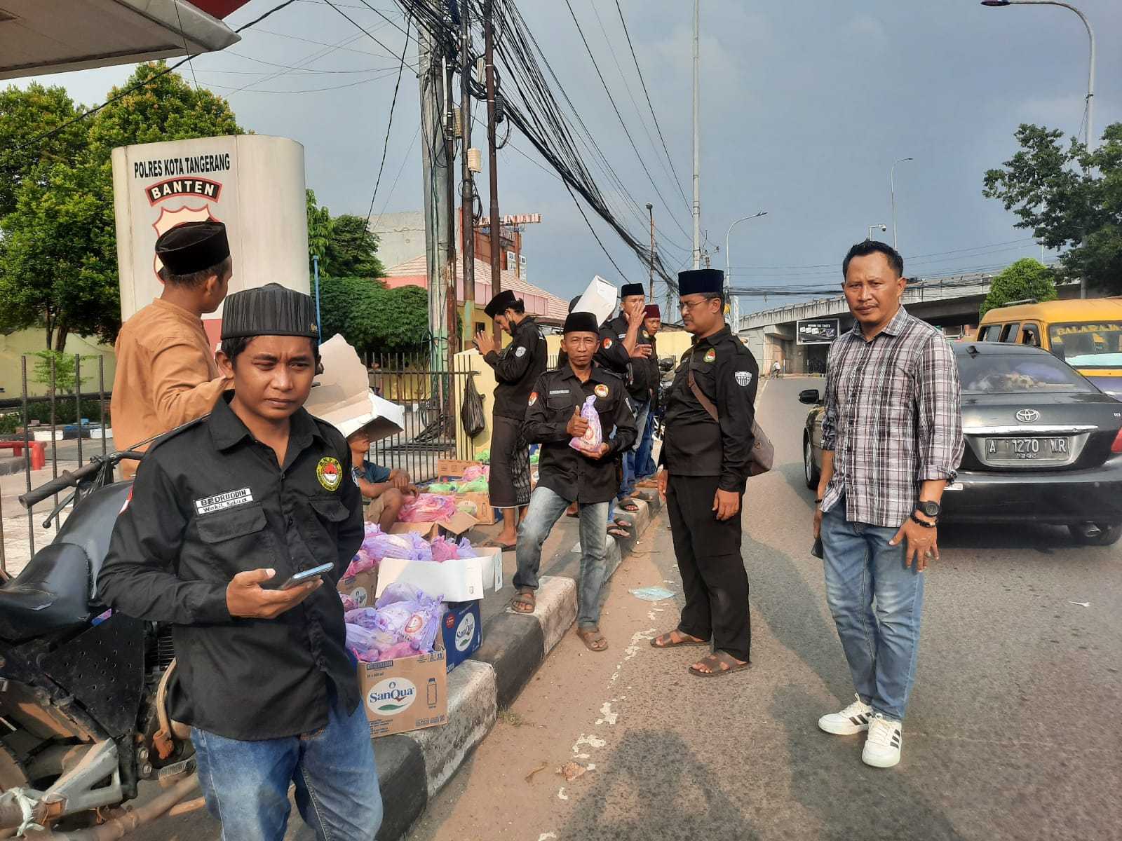 Tebar Keberkahan, Barisan Nasional Pemuda Madura ( BNPM) Bagi Bagi Takjil di Bulan Ramadhan 7 Tebar Keberkahan, Barisan Nasional Pemuda Madura ( BNPM) Bagi Bagi Takjil di Bulan Ramadhan I PojokPublik