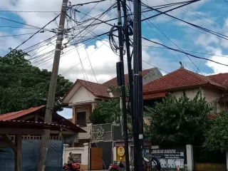 Pemasangan Tiang Internet PT Lintas Arta di Kabupaten Lebak di Duga Tak Berijin