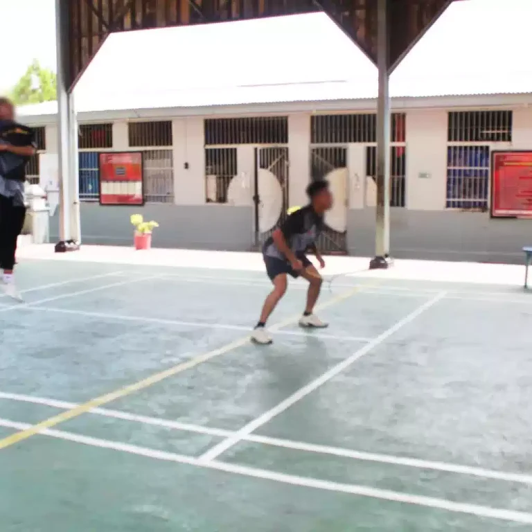 Meriahkan HBP Ke-60, Pegawai dan Warga Binaan Lapas Cirebon Gelar Pertandingan Badminton