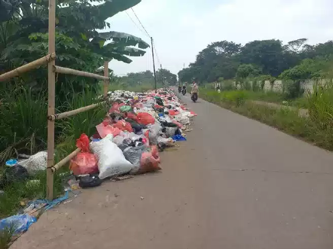 Sampah Masih Menggunung, Warga Resah dan Minta Penegakan Hukum Tegas 1 Sampah Masih Menggunung, Warga Resah dan Minta Penegakan Hukum Tegas