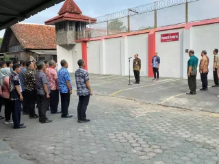 Kalapas Cirebon Ajak Pegawai Menjadi Teladan dalam Memelihara Kebersihan dan Disiplin Kerja