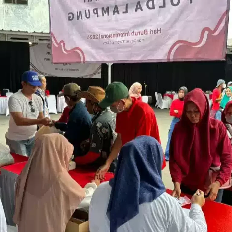 Polda Lampung Beri Layanan Kesehatan Gratis dan Pasar Murah Saat May Day