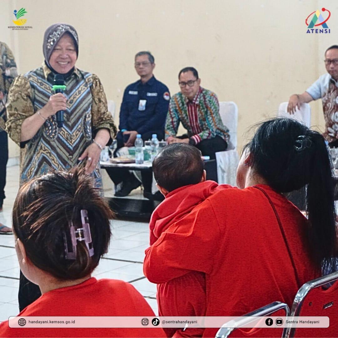 Mensos Risma Sambangi Korban TPPO dari Malaysia 1 Mensos Risma Sambangi Korban TPPO dari Malaysia I PojokPublik