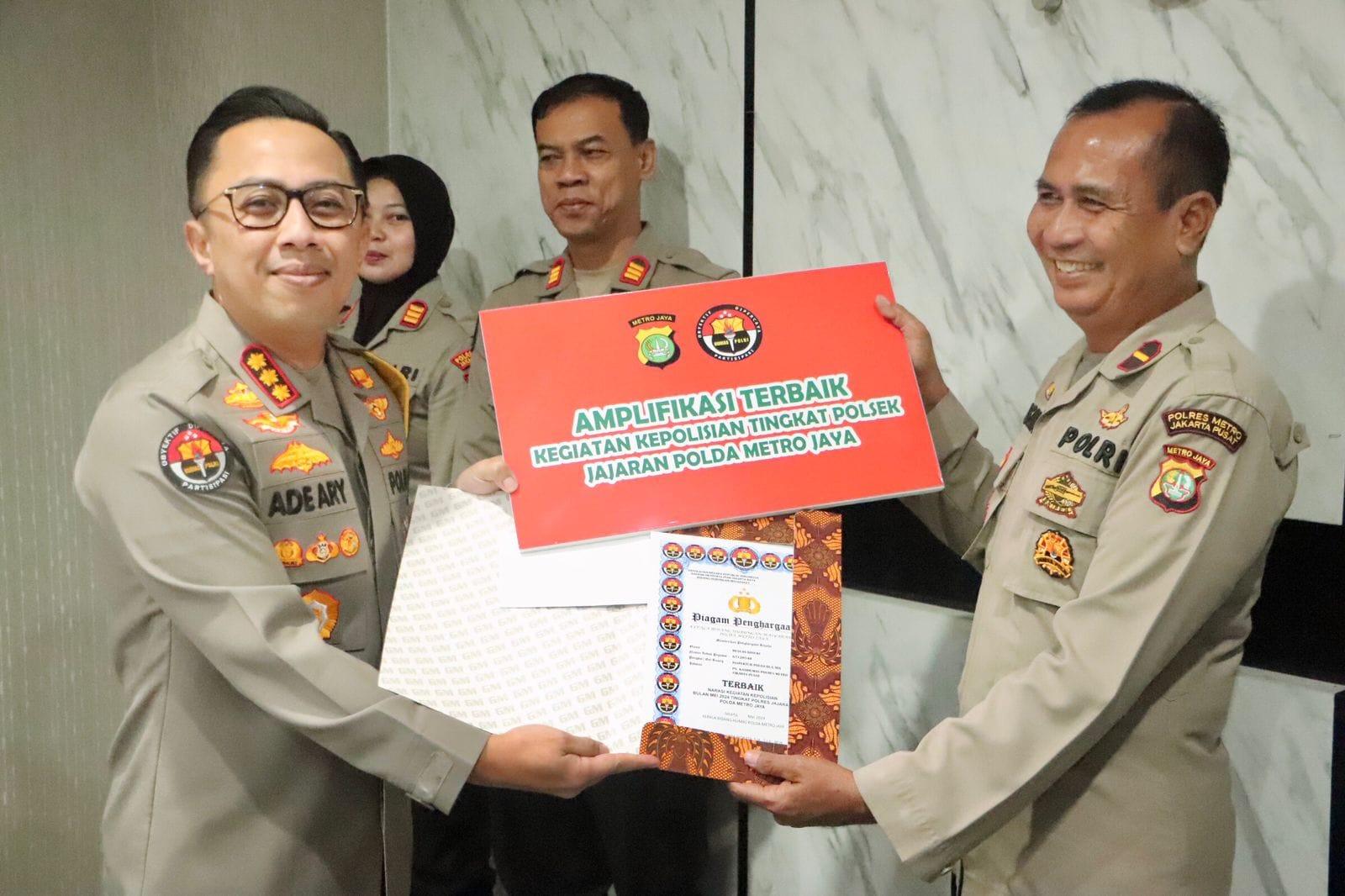Tingkatkan Citra Positif Polri: Kabid Humas Polda Metro Jaya Berikan Penghargaan. 1 Tingkatkan Citra Positif Polri: Kabid Humas Polda Metro Jaya Berikan Penghargaan.