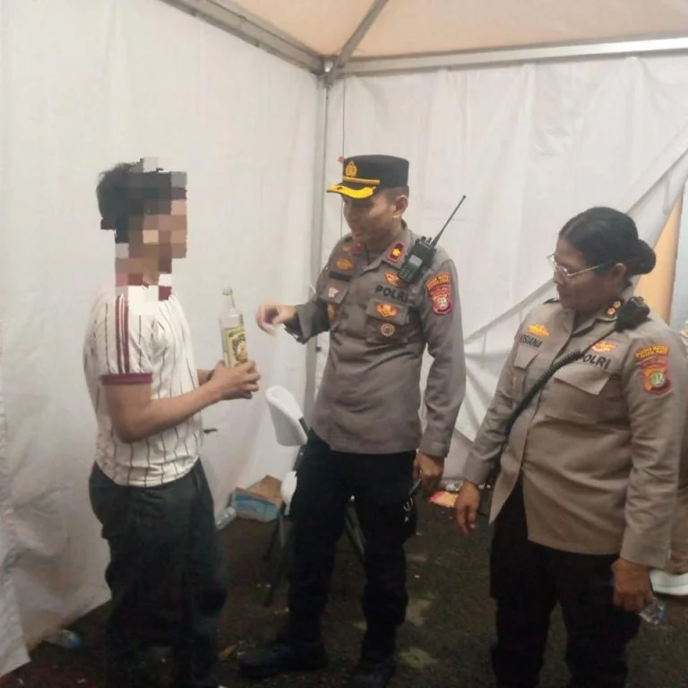 Penonton Diamankan Saat Membawa Barang Terlarang di Stadion GBK 