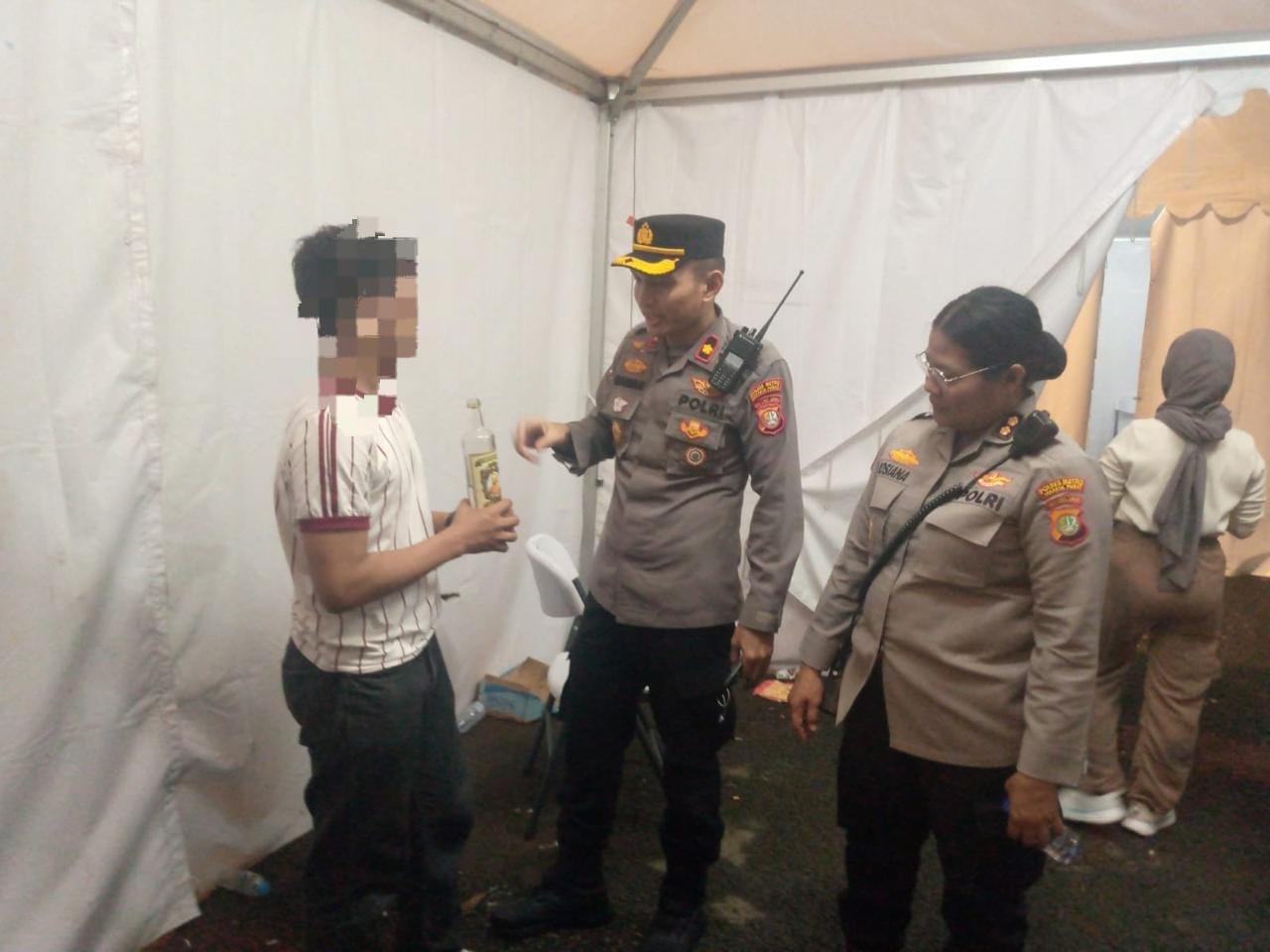 Penonton Diamankan Saat Membawa Barang Terlarang di Stadion GBK 1 Penonton Diamankan Saat Membawa Barang Terlarang di Stadion GBK