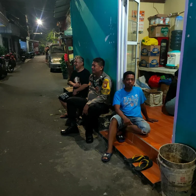 Aiptu Ujang Rusman Sambangi Warganya di Rt. 10/10 Kelurahan Kebon Sirih