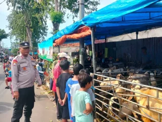 Jelang Idul Adha, Bhabinkamtibmas Johar Baru Beri Himbauan kepada Pedagang Hewan Qurban 