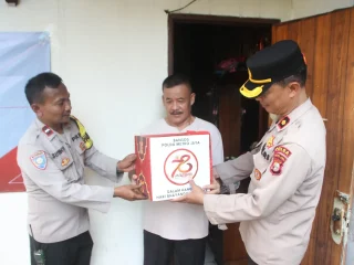 Hari Jadi Bhayangkara, Polsek Metro Gambir Salurkan Bantuan Sosial