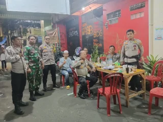 Wakapolsek Johar Baru Patroli Malam Hari Sambangi Pos Kamling