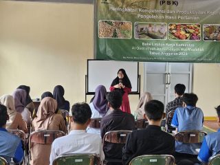 Ketua PC Fatayat NU Kota Tangerang Beri Motivasi Kepada Peserta Pelatihan Di BLKK Al Qudratiyah Pandeglang