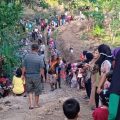 Tak Kunjung Diperbaiki Pemerintah, Ratusan Warga Cianjur Gotong Royong Bangun Jalan dan Jembatan I PojokPublik