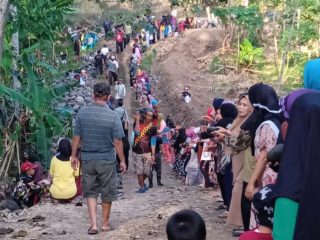 Tak Kunjung Diperbaiki Pemerintah, Ratusan Warga Cianjur Gotong Royong Bangun Jalan dan Jembatan
