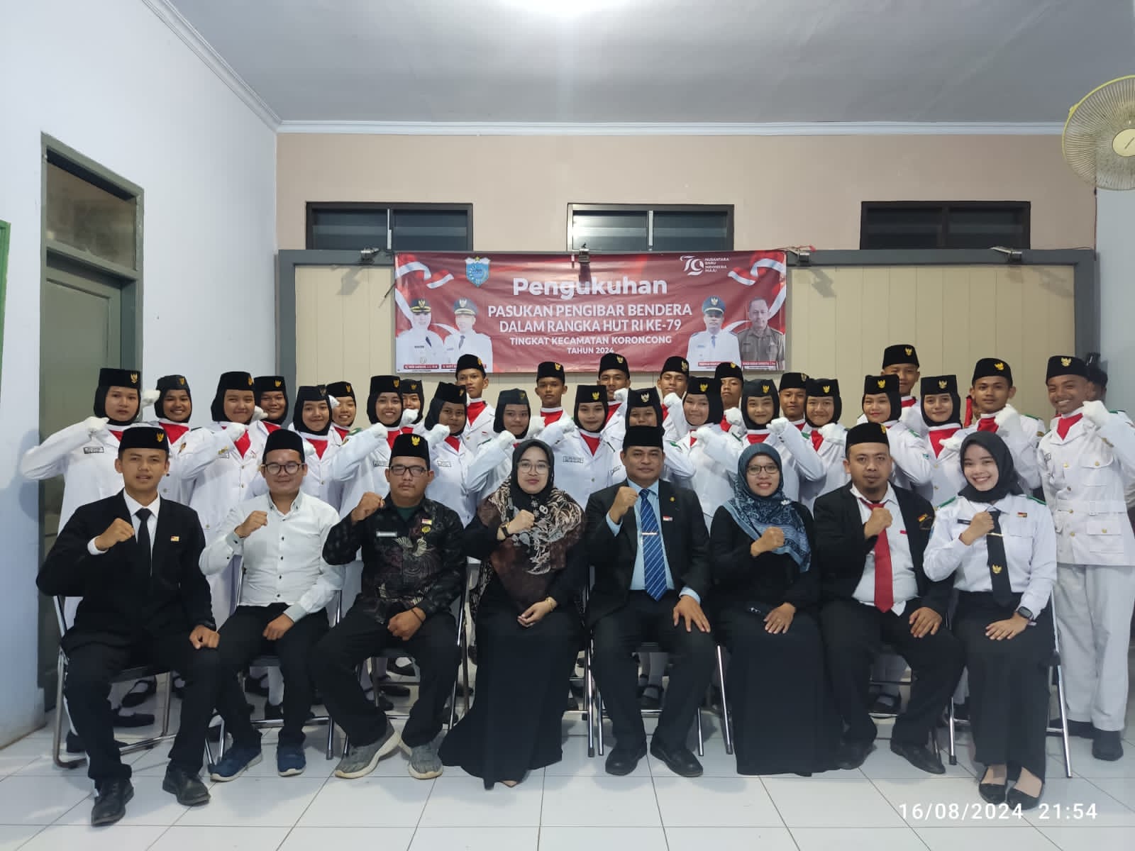 Camat Koroncong Kukuhkan 28 Anggota Paskibra 7 Camat Koroncong Kukuhkan 28 Anggota Paskibra I PojokPublik