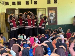 Lewat Menggambar, Polwan Polda Banten Bikin Senyum Anak-anak di Lebak