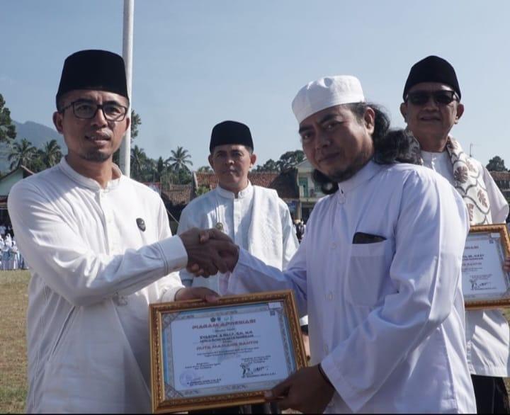 Kepala Rutan Pandeglang Terima Penghargaan Sebagai Duta Mamang Santri 7 Kepala Rutan Pandeglang Terima Penghargaan Sebagai Duta Mamang Santri I PojokPublik