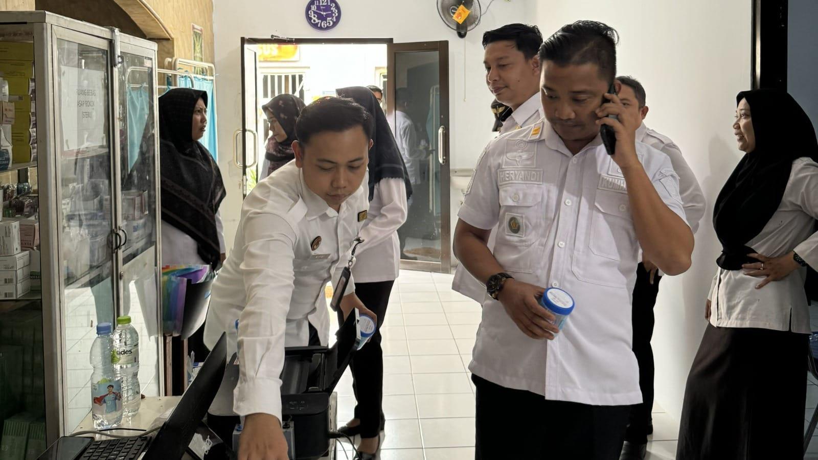 Ciptakan Lingkungan Kerja Yang Sehat dan Bersih Dari Narkoba, Ssluruh Pegawai dan Warga Binaan Rutan Kelas IIB Pandeglang Lakukan Tes Urin 7 Ciptakan Lingkungan Kerja Yang Sehat dan Bersih Dari Narkoba, Ssluruh Pegawai dan Warga Binaan Rutan Kelas IIB Pandeglang Lakukan Tes Urin I PojokPublik