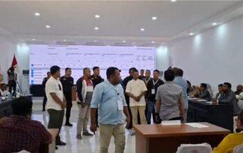 Ricuh, Tiga Saksi Paslon Gubernur Halmahera Utara Tolak Pleno KPU 8 Ricuh, Tiga Saksi Paslon Gubernur Halmahera Utara Tolak Pleno KPU I PojokPublik