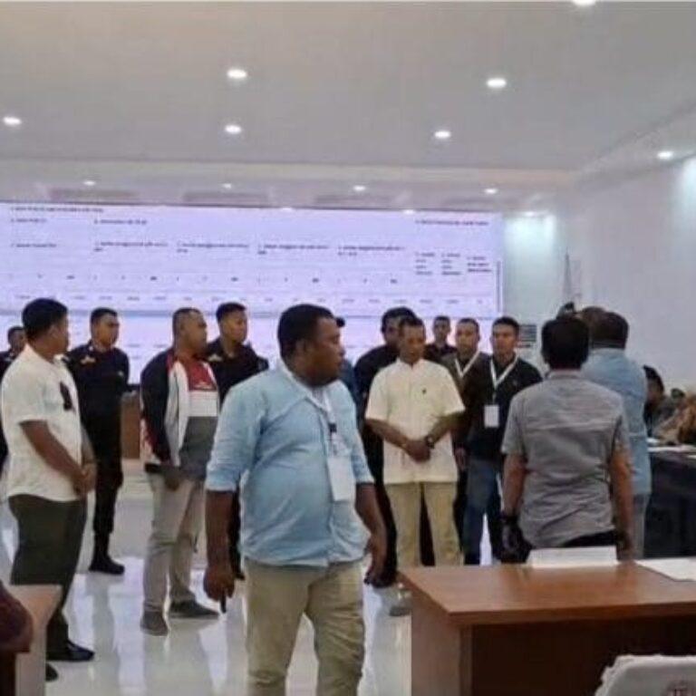 Ricuh, Tiga Saksi Paslon Gubernur Halmahera Utara Tolak Pleno KPU 14 Ricuh, Tiga Saksi Paslon Gubernur Halmahera Utara Tolak Pleno KPU I PojokPublik