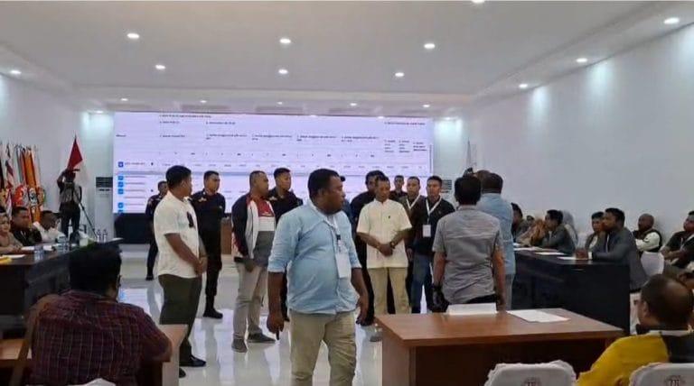 Ricuh, Tiga Saksi Paslon Gubernur Halmahera Utara Tolak Pleno KPU 7 Ricuh, Tiga Saksi Paslon Gubernur Halmahera Utara Tolak Pleno KPU I PojokPublik