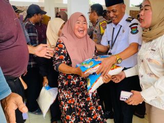 Bantuan Bencana Banjir, PIK2 Salurkan Ribuan Paket Beras untuk Dua Desa di Tangerang