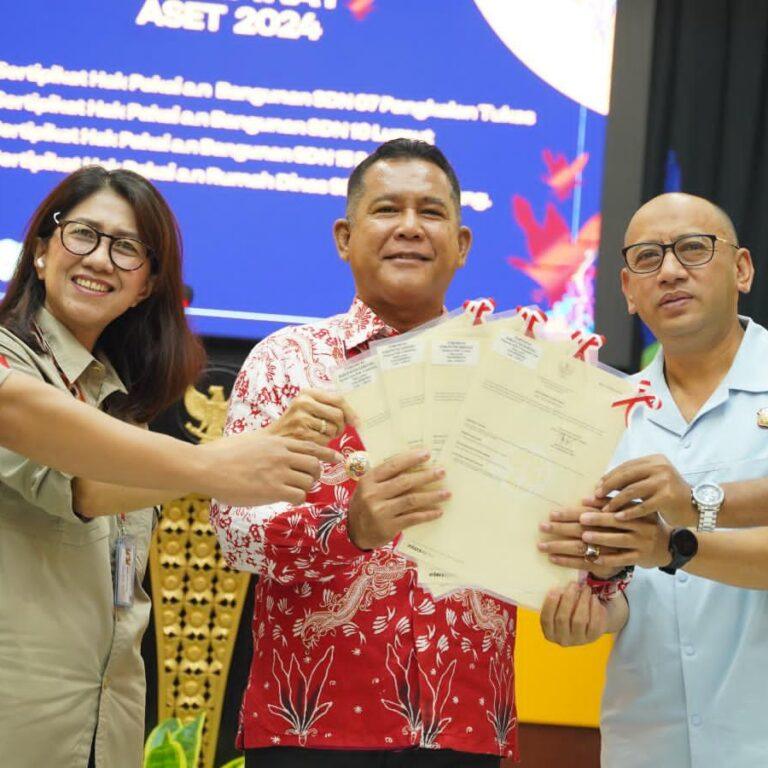 Dukung Asta Cita Presiden RI, Kejari Sanggau Berikan Sertifikat Tanah 15 Rumah Ibadah 11 Dukung Asta Cita Presiden RI, Kejari Sanggau Berikan Sertifikat Tanah 15 Rumah Ibadah I PojokPublik