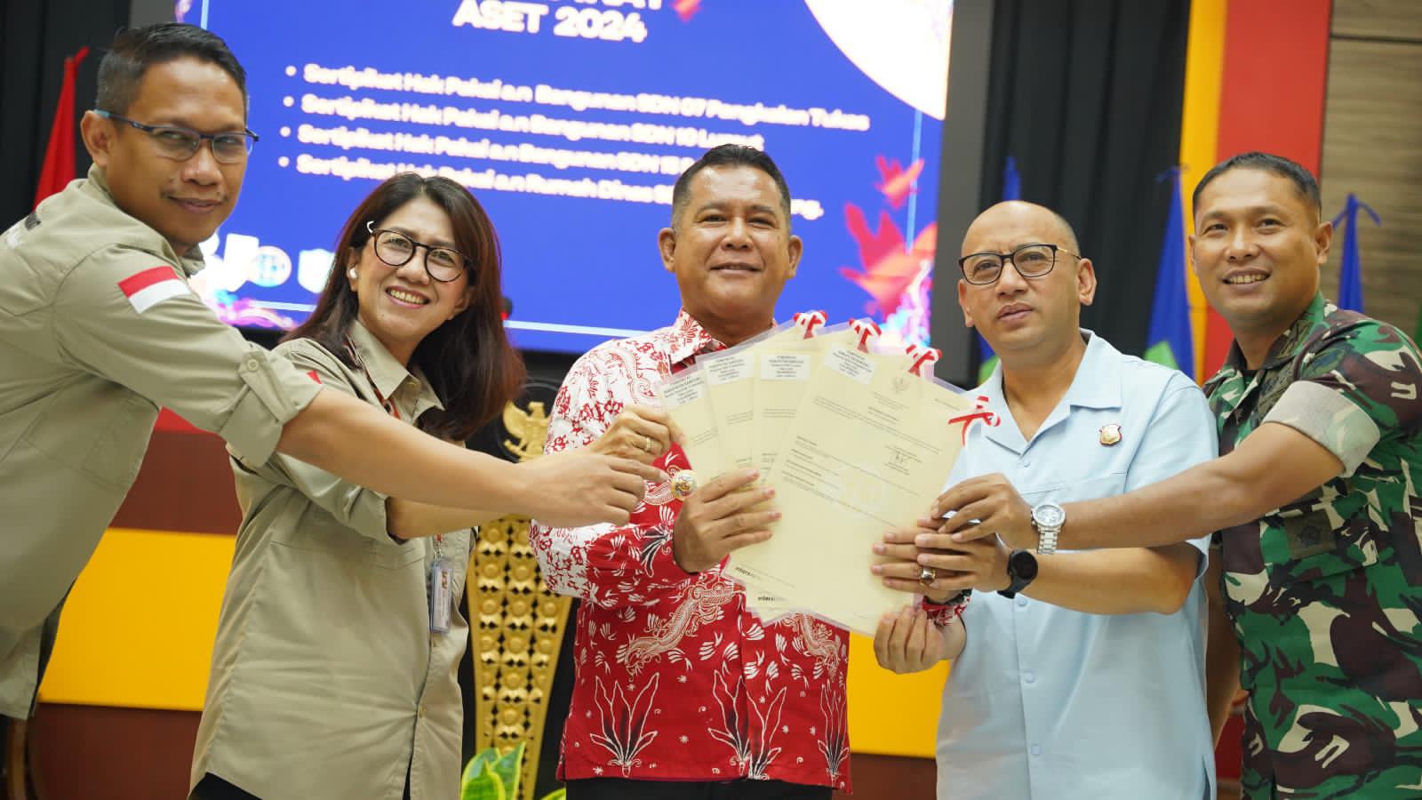 Dukung Asta Cita Presiden RI, Kejari Sanggau Berikan Sertifikat Tanah 15 Rumah Ibadah 7 Dukung Asta Cita Presiden RI, Kejari Sanggau Berikan Sertifikat Tanah 15 Rumah Ibadah I PojokPublik